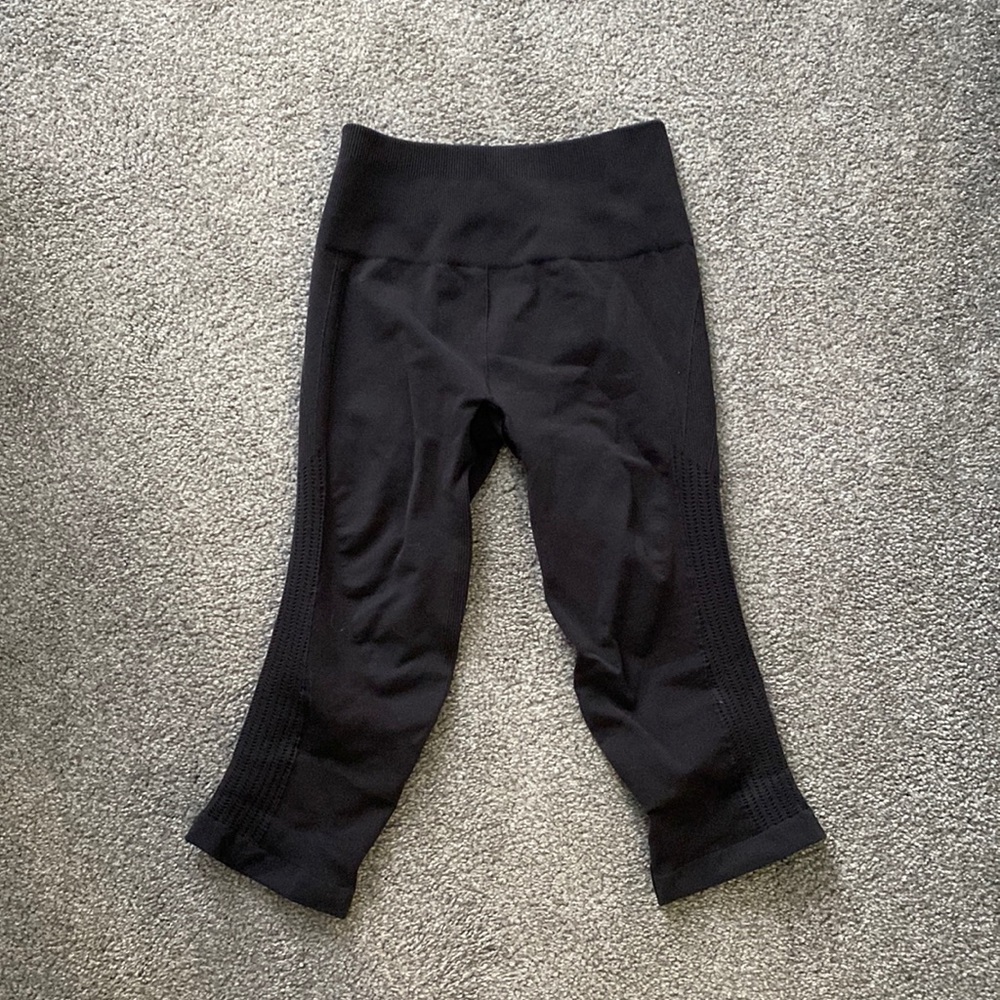 Black seamless cropped Lululemon Leggings